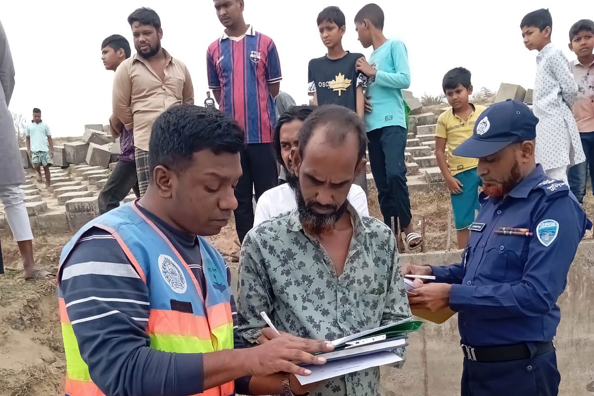 পরনে প্যান্ট-হুডি, ১০ বছরের শিশুর লাশ ভাসছিল নদীতে