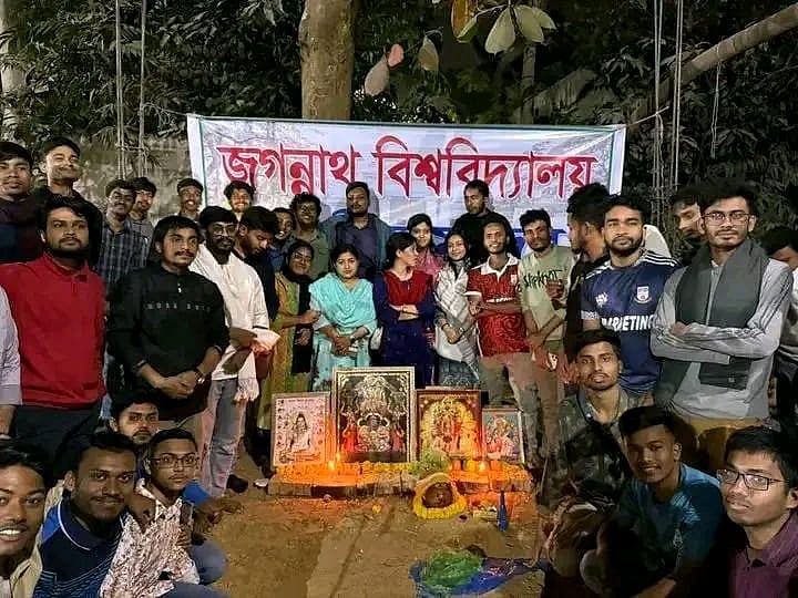 জগন্নাথ বিশ্ববিদ্যালয়ে মন্দির নির্মাণের দাবিতে শিক্ষার্থীদের অবস্থান কর্মসূচি