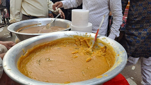 সঙ্গে ছিল বিশাল ডেগে রান্না করা হালুয়া