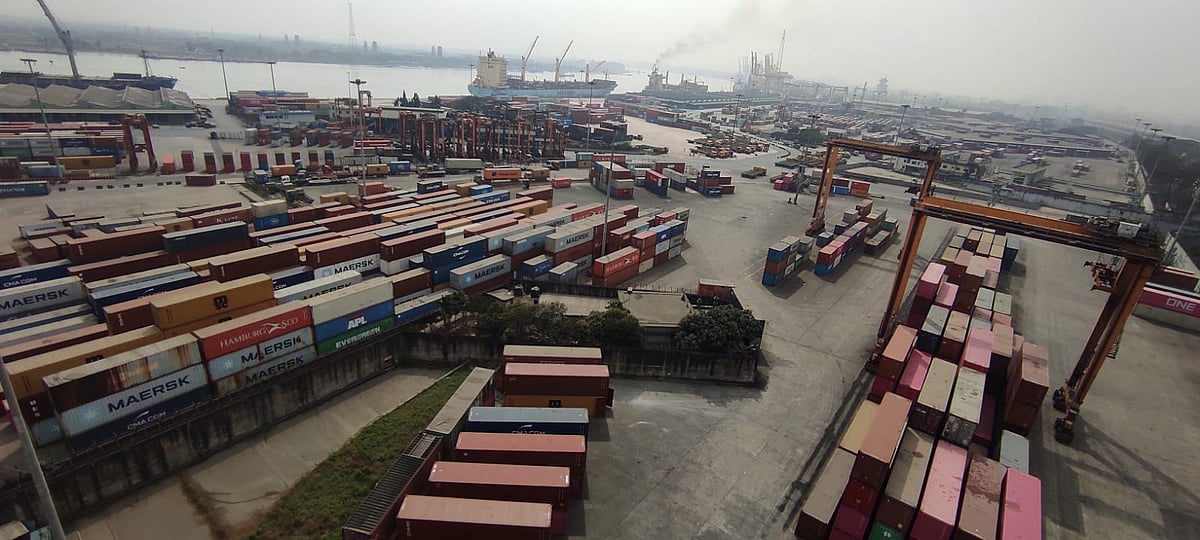 চট্টগ্রাম বন্দরের অচলাবস্থা, আন্দোলনকারীদের কাছে উদ্বেগ জানালেন ব্যবসায়ীরা