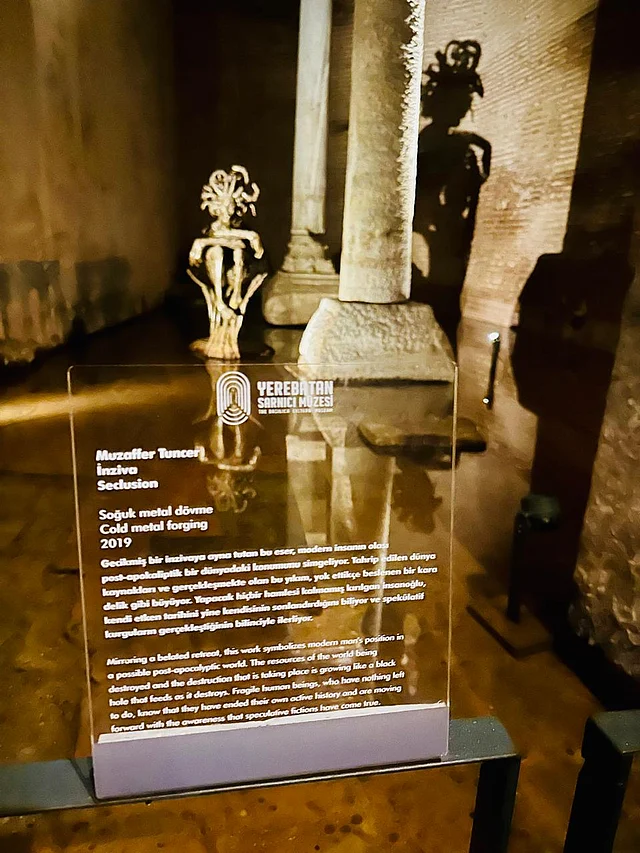 ছবি ২: তুরস্কের শিল্পী মোজাফফর তুনসারের ‘ইনজিভা’ (নির্জনতা) নামের বিশেষ শিল্পকর্মটি মেডুসার ভাস্কর্যের পরেই এখানে প্রদর্শিত হচ্ছে