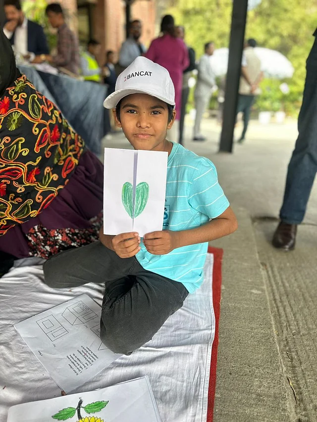 দিতির থেরাপিউটিক আর্ট তাই কেবল ছবি আঁকা নয়। এটি নিজেকে আবিষ্কারের একটি অভিযাত্রা 