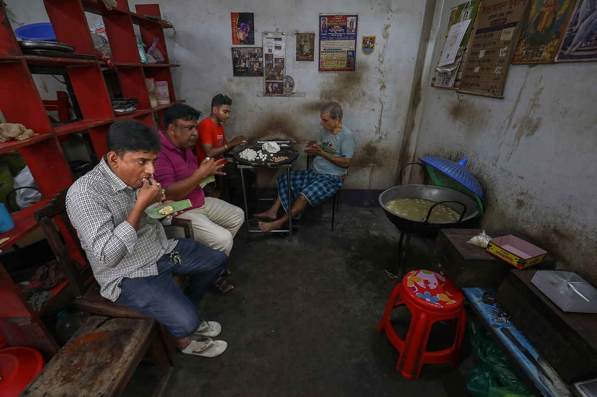 দোকানটিতে মিষ্টি পরিবেশন করা হয় কলাপাতায় 