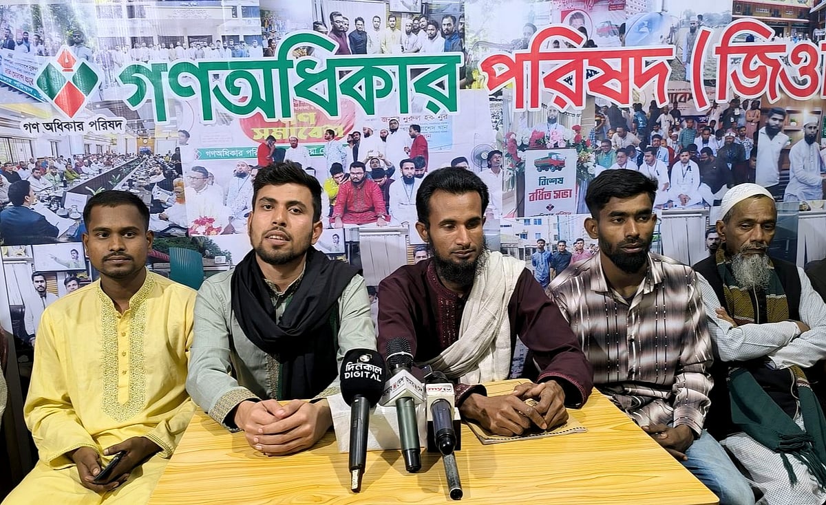 হাসনাতের সমর্থকদের বিরুদ্ধে অন্য প্রার্থীর ব্যানার খুলে ফেলার অভিযোগ