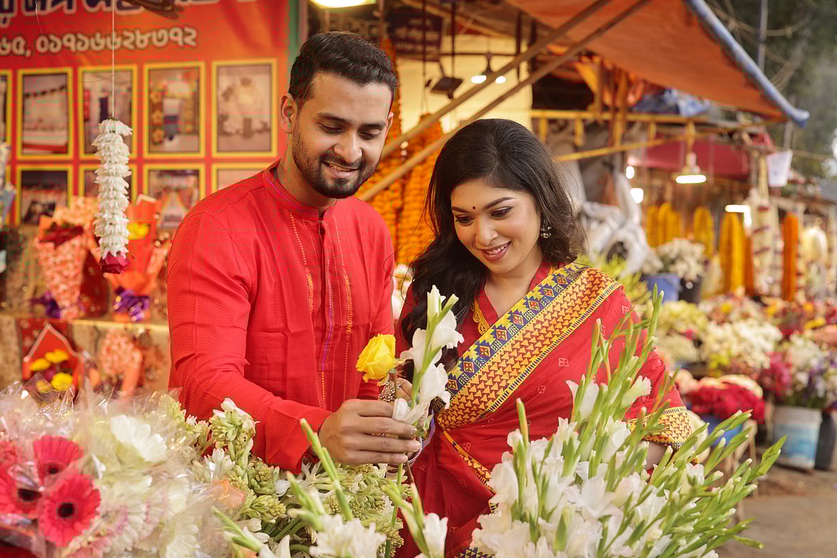 আপনিও লিখুন ভালোবাসার গল্প, নির্বাচিত লেখা ছাপা হবে ‘ছুটির দিনে’তে