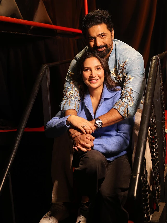 শুভশ্রীর পরনে ডিপ ল্যাভেন্ডার রঙের উলের জ্যাকেট ও কালো ট্রাউজার। 