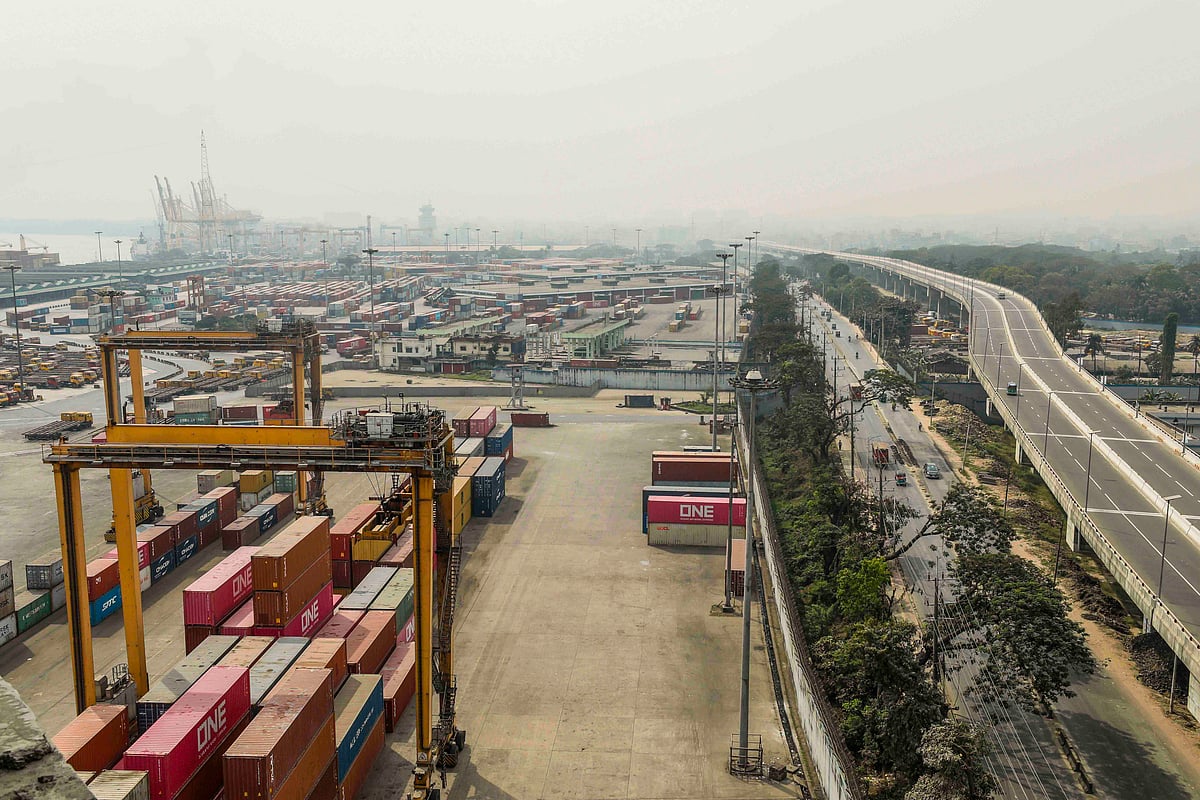 কর্মবিরতিতে প্রায় স্থবির হয়ে পড়েছে চট্টগ্রাম বন্দরের কার্যক্রম 