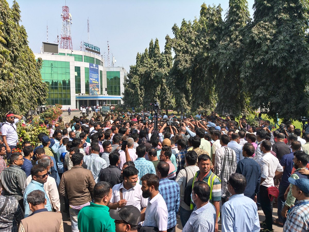 বন্দরে বিক্ষুব্ধ শ্রমিকদের মুখোমুখি নৌ উপদেষ্টা, কথা বললেন গাড়ি থেকে নেমে