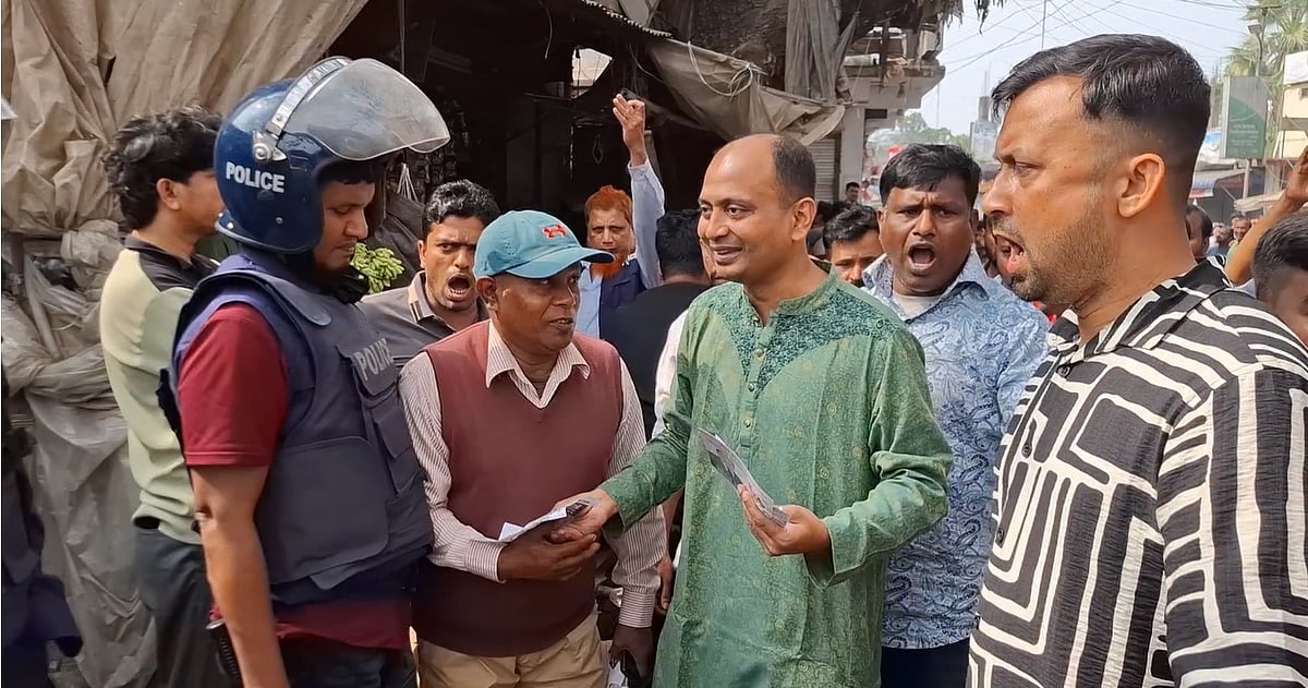 মিছিল–মিটিং নয়, ভোটারের দ্বারে দ্বারে যাচ্ছেন মিল্টন বৈদ্য
