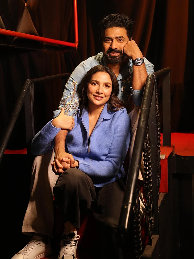 দেব পরেছেন ফুলেল কাজ করা নীল রঙের ফুলহাতা শার্ট।