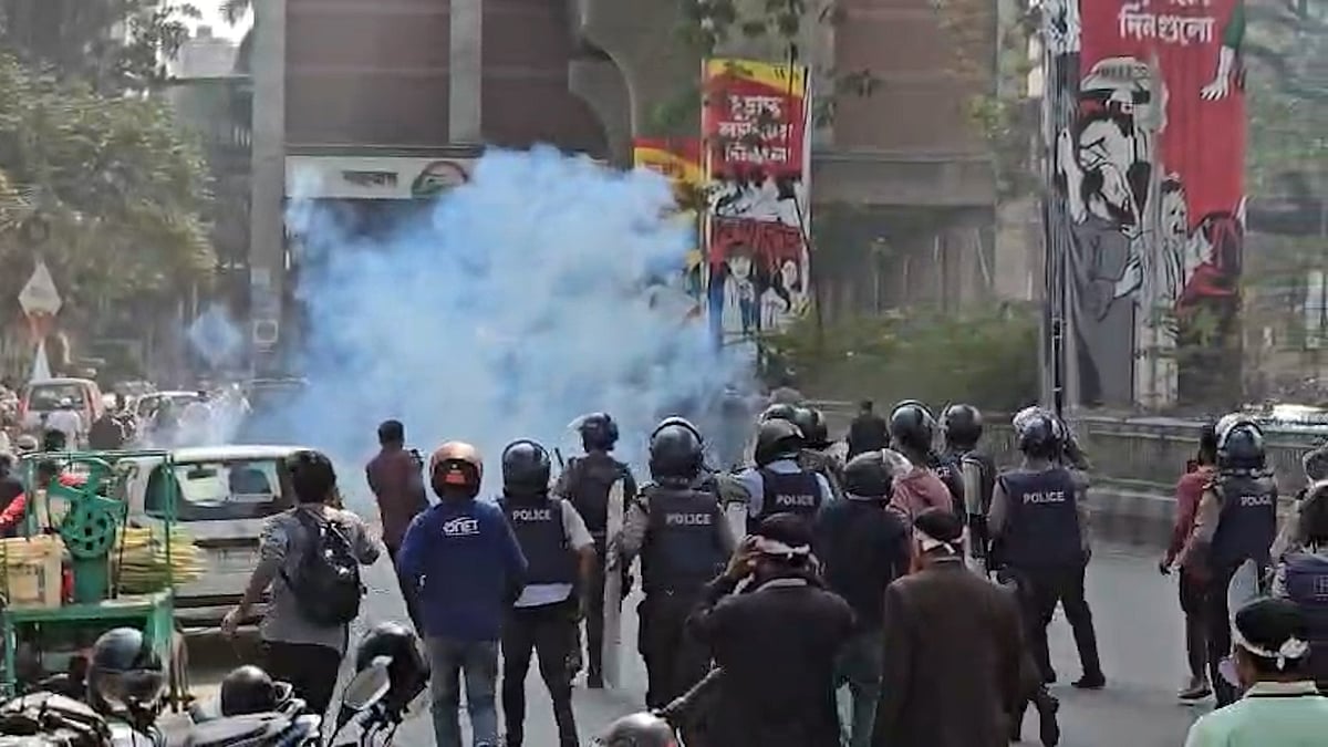 নবম পে স্কেলের দাবিতে আন্দোলনরত সরকারি কর্মচারীদের ওপর পুলিশের সাউন্ড গ্রেনেড
