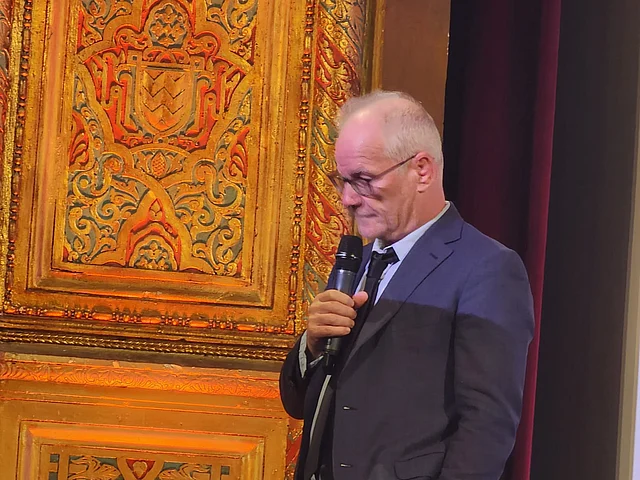 প্রদর্শনী শেষে কথা বলছেন থিয়েরি ফ্রেম্যু