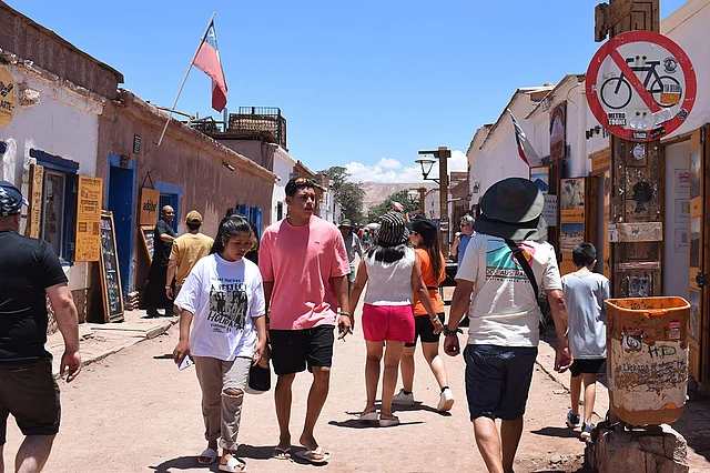 সান পেদ্রো দে আতাকামা শহরের কাহে কারাকলিস সড়কে মানুষের চলাচল