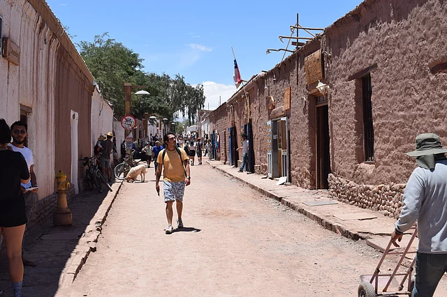 সান পেদ্রো দে আতাকামা শহরের কাহে কারাকলিস সড়ক