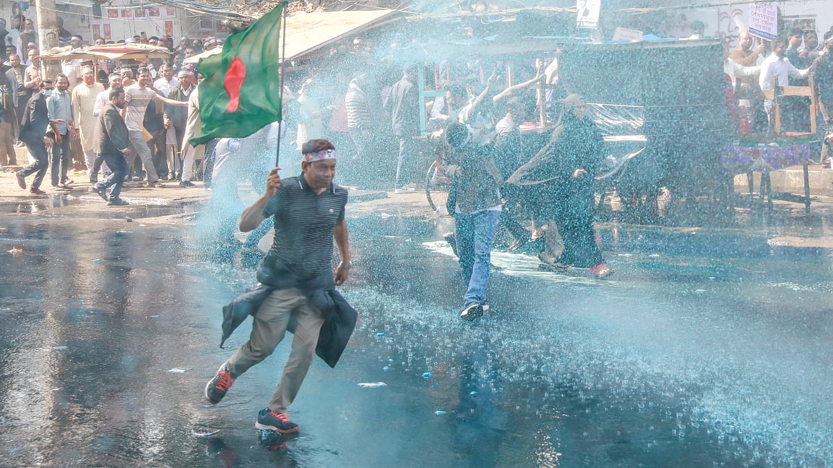 শাহবাগে জাতীয় জাদুঘরের সামনে আন্দোলনকারীদের ছত্রভঙ্গ করতে পুলিশের জলকামান ব্যবহার।