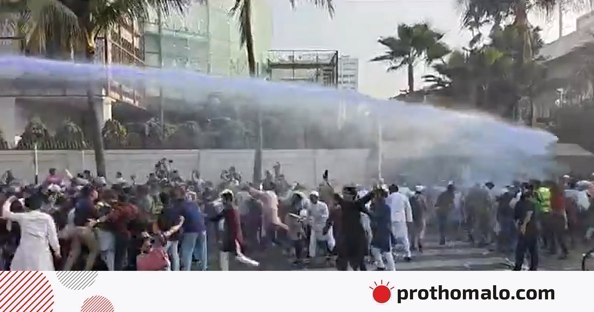 ইনকিলাব মঞ্চের নেতা–কর্মীদের ওপর পুলিশের জলকামান ও কাঁদানে গ্যাসের শেল নিক্ষেপ ইনকিলাব মঞ্চের নেতা–কর্মীদের ওপর পুলিশের জলকামান ও কাঁদানে গ্যাসের শেল নিক্ষেপ