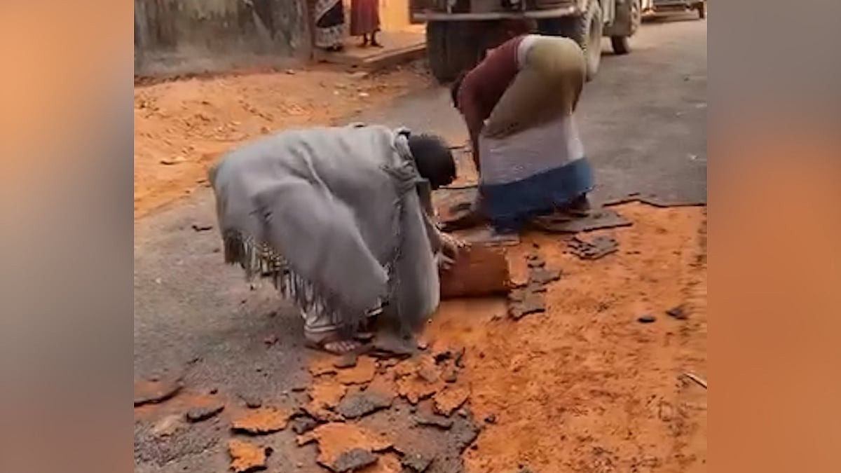 ৯৩ লাখ টাকার সড়ক থেকে উঠে যাচ্ছে কার্পেটিং, স্থানীয় মানুষের ক্ষোভ