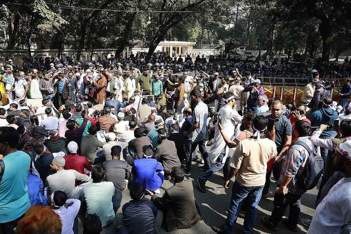 ৯ম পে–স্কেল: যমুনার সামনে আন্দোলনকারীরা, পুলিশের বাধা
