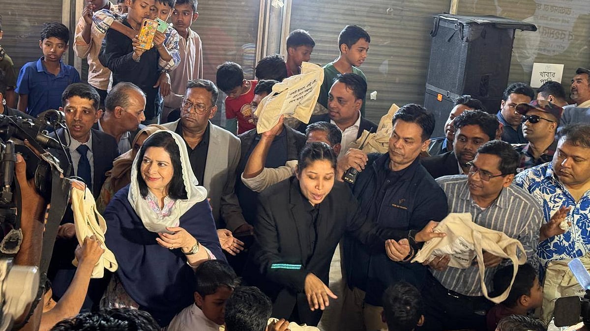 কড়াইলে বস্তি পরিদর্শন করলেন জুবাইদা রহমান