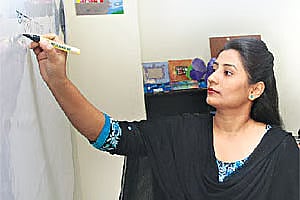 ডিগ্রি আছে, চাকরিও আছে, তবু নুন আনতে পান্তা ফুরাচ্ছে মধ্যবিত্তের