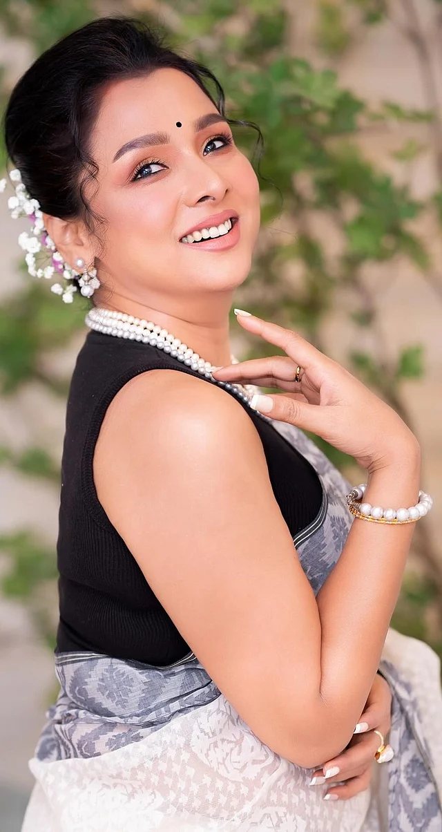 শাড়ির সঙ্গে আছে মানানসই কালো স্লিভলেস ব্লাউজ