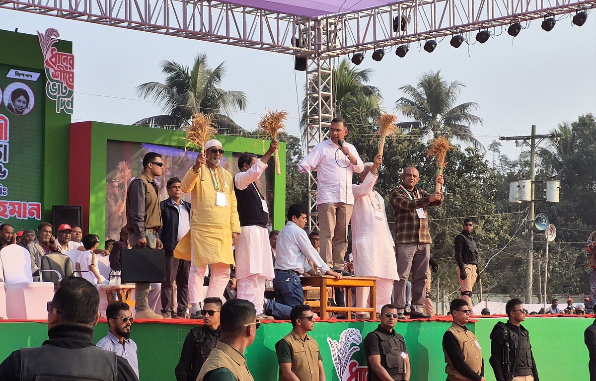 নানির বাড়ির মানুষের কাছে ভোট চাইলেন তারেক রহমান