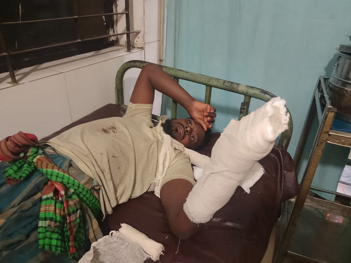 ঘাস কাটতে গিয়ে ককটেলসদৃশ বস্তুর বিস্ফোরণে শ্রমিক আহত