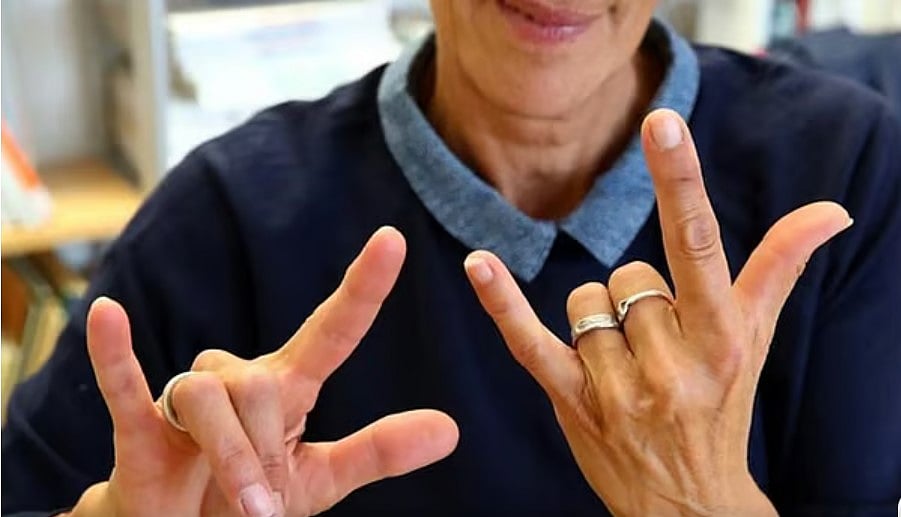 লাখ লাখ ইশারাভাষীর কাছে পৌঁছাচ্ছে না ভোটের বার্তা