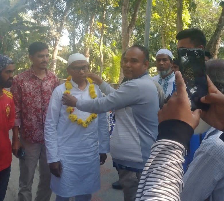 বিএনপির প্রার্থীকে প্রকাশ্যে ফুলের মালা পরিয়ে দিলেন বিলাশপুরে বিস্ফোরণ মামলার প্রধান আসামি