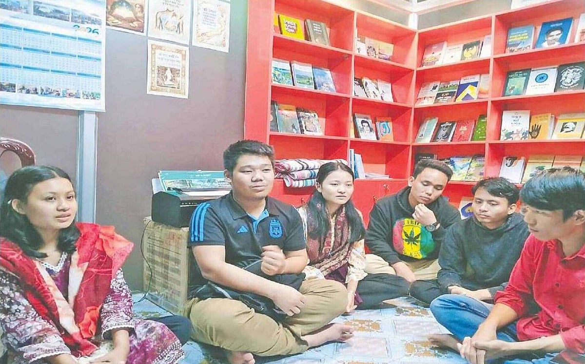 তরুণ ভোটার ও আঞ্চলিক দলের ‘সমর্থন’ কার দিকে