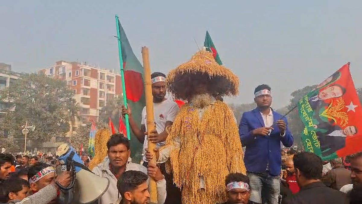 তারেকের জনসভায় ধানের শীষে মোড়ানো কর্মীদের অভিনব উপস্থিতি