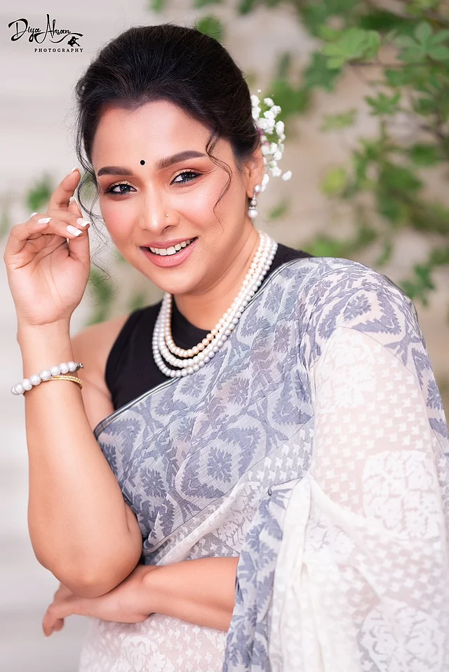 দুই পাশে একটুখানি স্ট্র্যান্ডস রেখে আপডু করা হেয়ারস্টাইলে দারুণ মানিয়েছে সাদা গাজরা