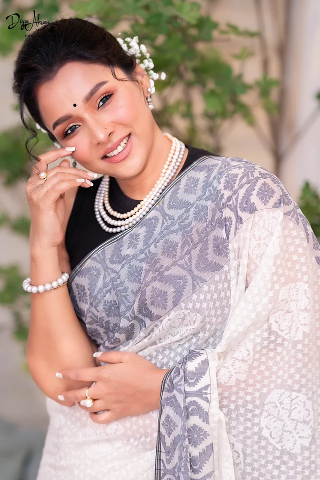 একুশে ফেব্রুয়ারির ইন্সপিরেশন হতে পারে রুনার এই সাদা-কালো জামদানির লুক