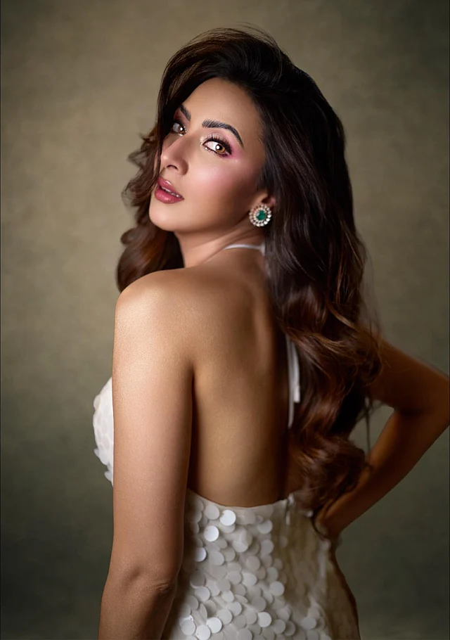 ব্যাকলেস লুক খুব মানিয়েছে মিমকে