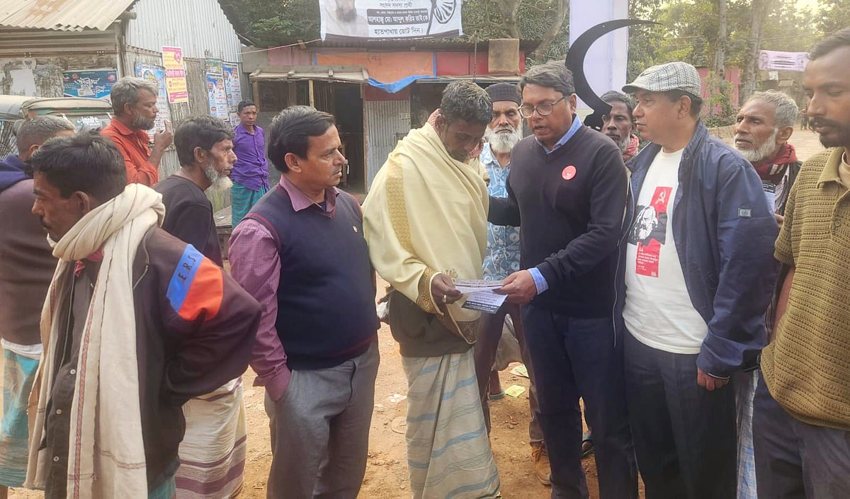 কুমিল্লা-৫ আসন: শেষ সময়ে প্রচারে ব্যস্ত আবদুল্লাহ আল ক্বাফি, ভোট চাইছেন কাস্তে প্রতীকে