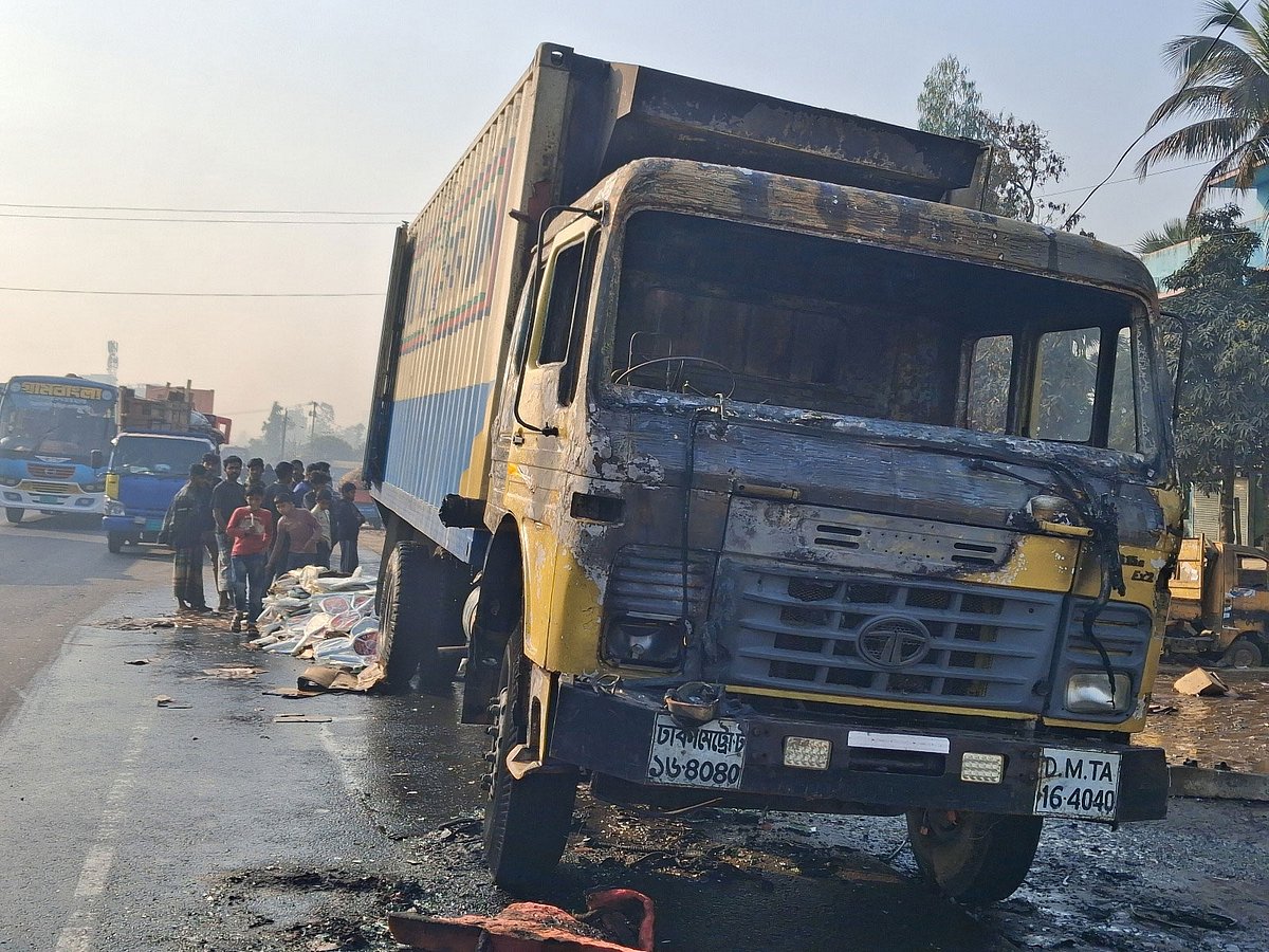 মিরসরাইয়ে চলন্ত কাভার্ড ভ্যানে আগুন, পণ্য পুড়ে ছাই