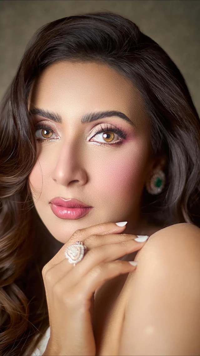 মাসকারা, হালকা গোলাপি ব্লাশ ও আইশ্যাডো আর গোলাপি সেমি ম্যাট লিপসের সফট গ্ল্যাম মেকওভারের সঙ্গে মিল্কি ফিনিশের ম্যানিকিওর দেখা যাচ্ছে 