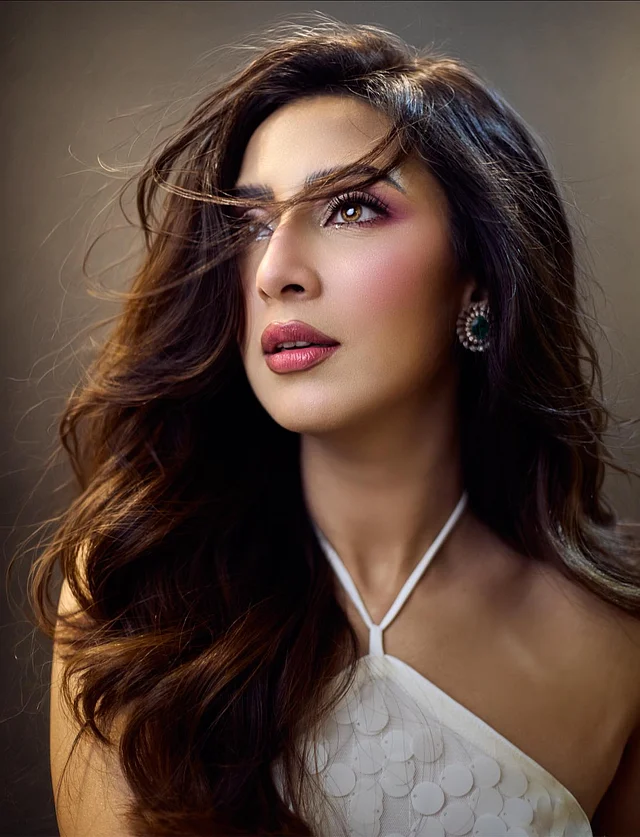 সঙ্গে চূল খোলা রেখেছেন এই আকর্ষণীয় অভিনেত্রী