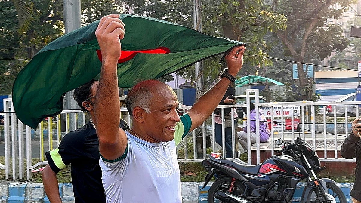 বাংলাদেশের পতাকা হাতে ম্যারাথন দৌড়ালেন শিবশংকর