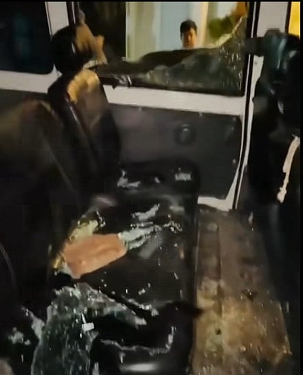 চন্দনাইশে বিএনপি প্রার্থীর গাড়িবহরের ৬টি মাইক্রোবাস ভাঙচুর