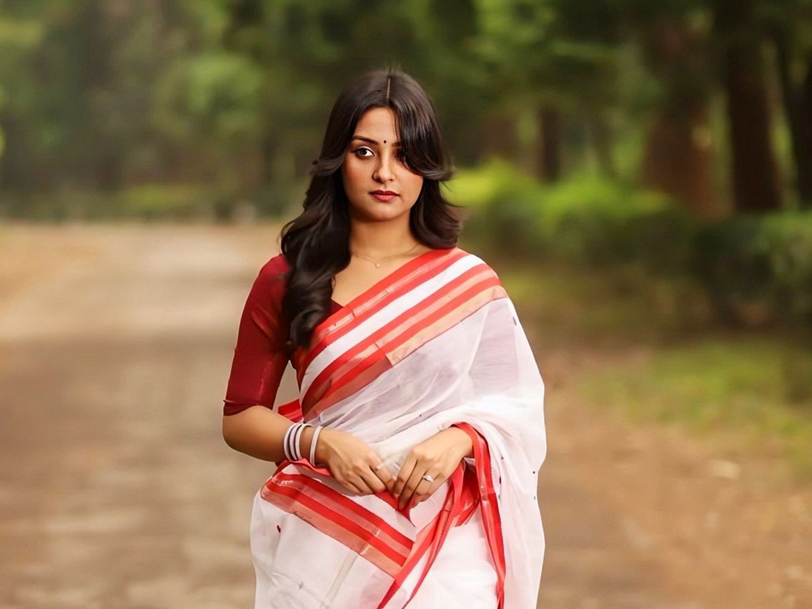 মেপে মেপে হাসে চালাক মানুষেরা...