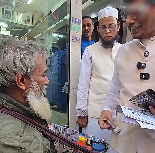 জামায়াতের ভোটের প্রচারের সময় টাকা দিলেন শাহরিয়ার, মানবিক কারণের কথা বললেন তিনি