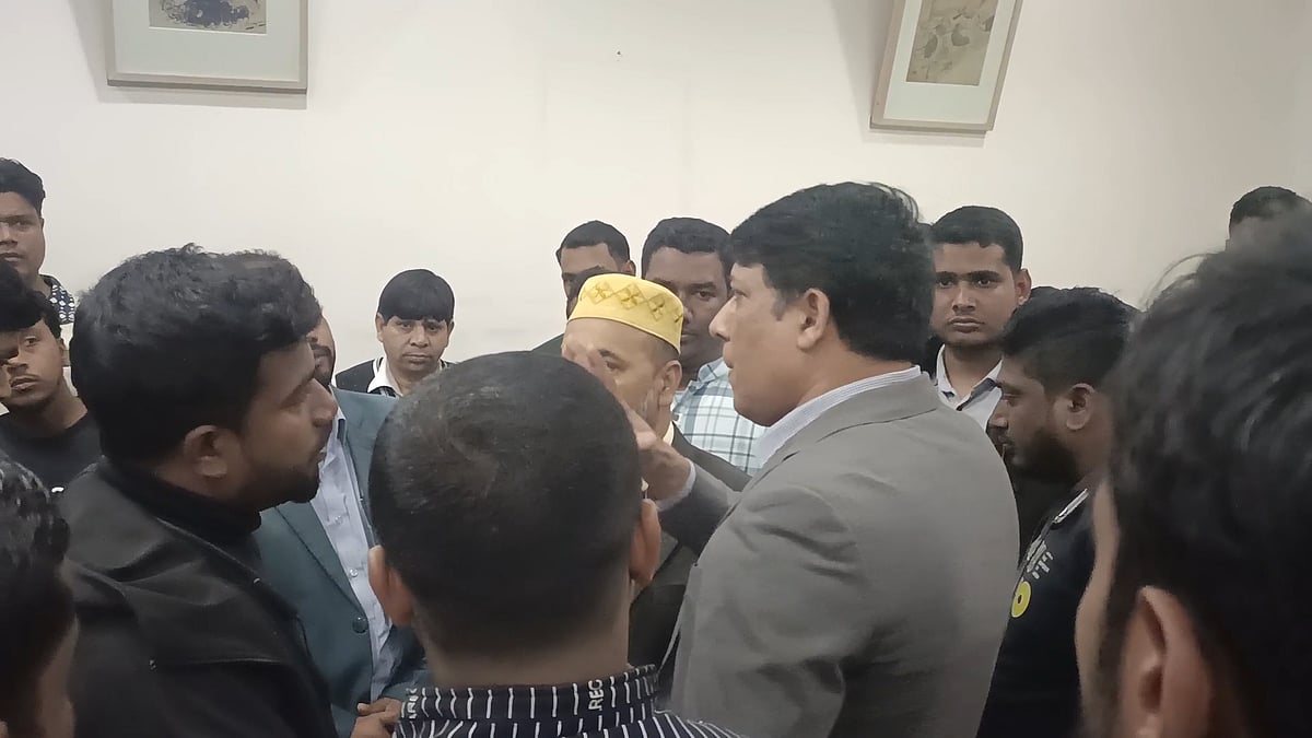 সিন্ডিকেট নিয়ে উত্তপ্ত ক্যাম্পাস, নিয়োগের দাবিতে ‘জুলাই যোদ্ধাদের’ অবস্থান