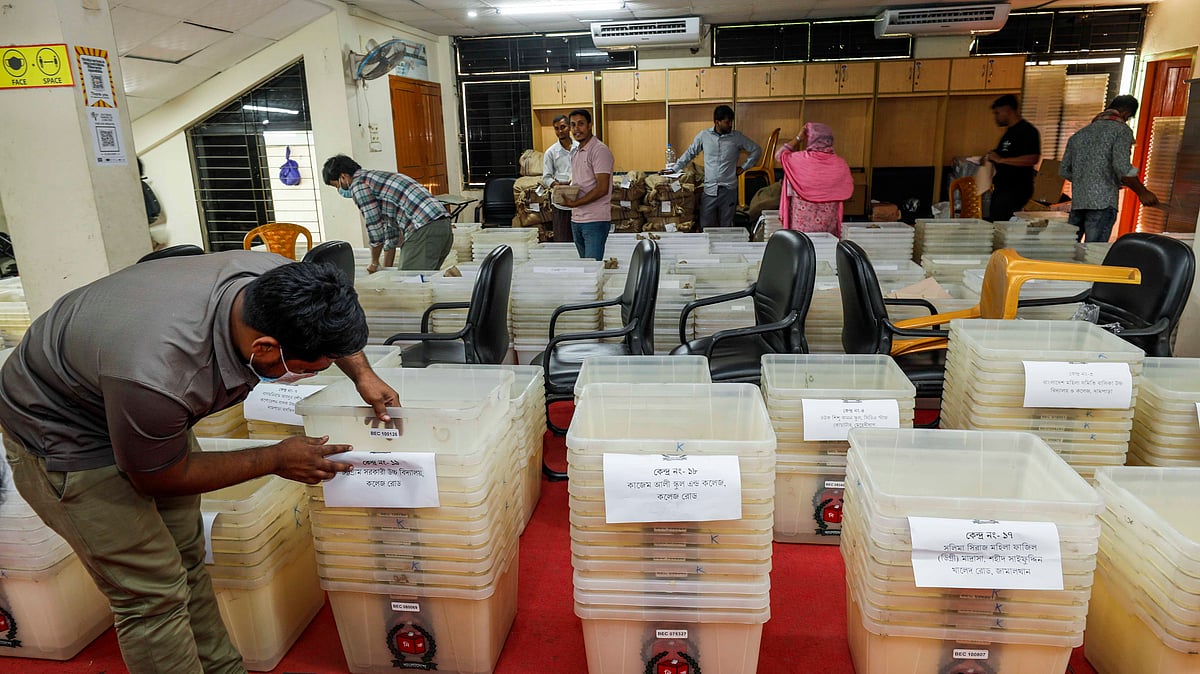 চলছে শেষ মুহূর্তের নির্বাচনী প্রস্তুতি