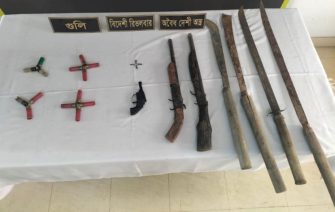 বস্তা খুলতেই বেরিয়ে এল পিস্তল, বন্দুক