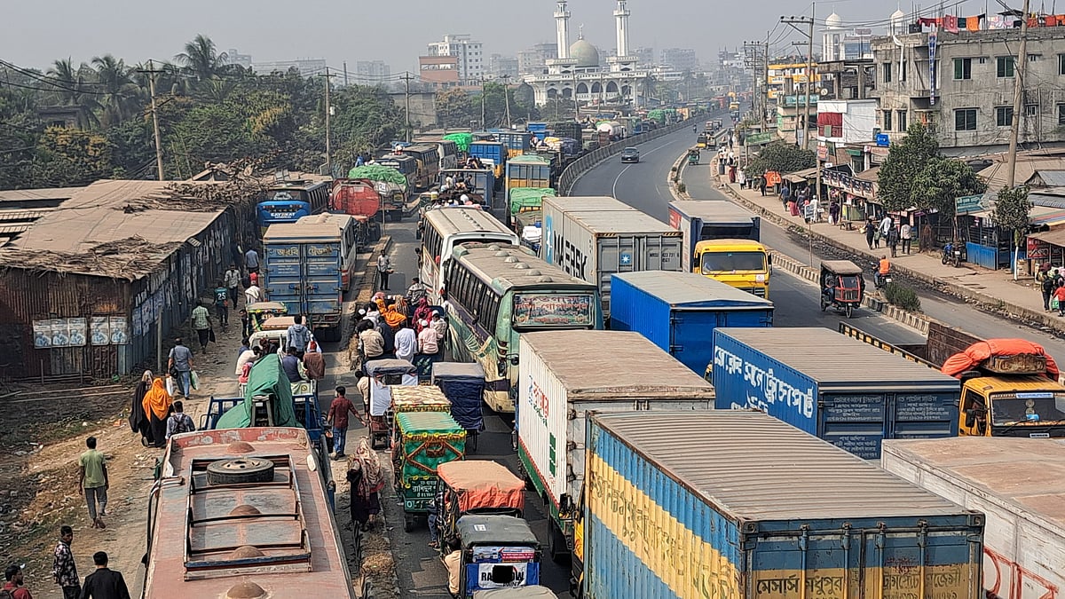 ভোট দিতে বাড়ি যাচ্ছেন শ্রমিকেরা, গাজীপুরে দুই মহাসড়কে যানজটে ভোগান্তি