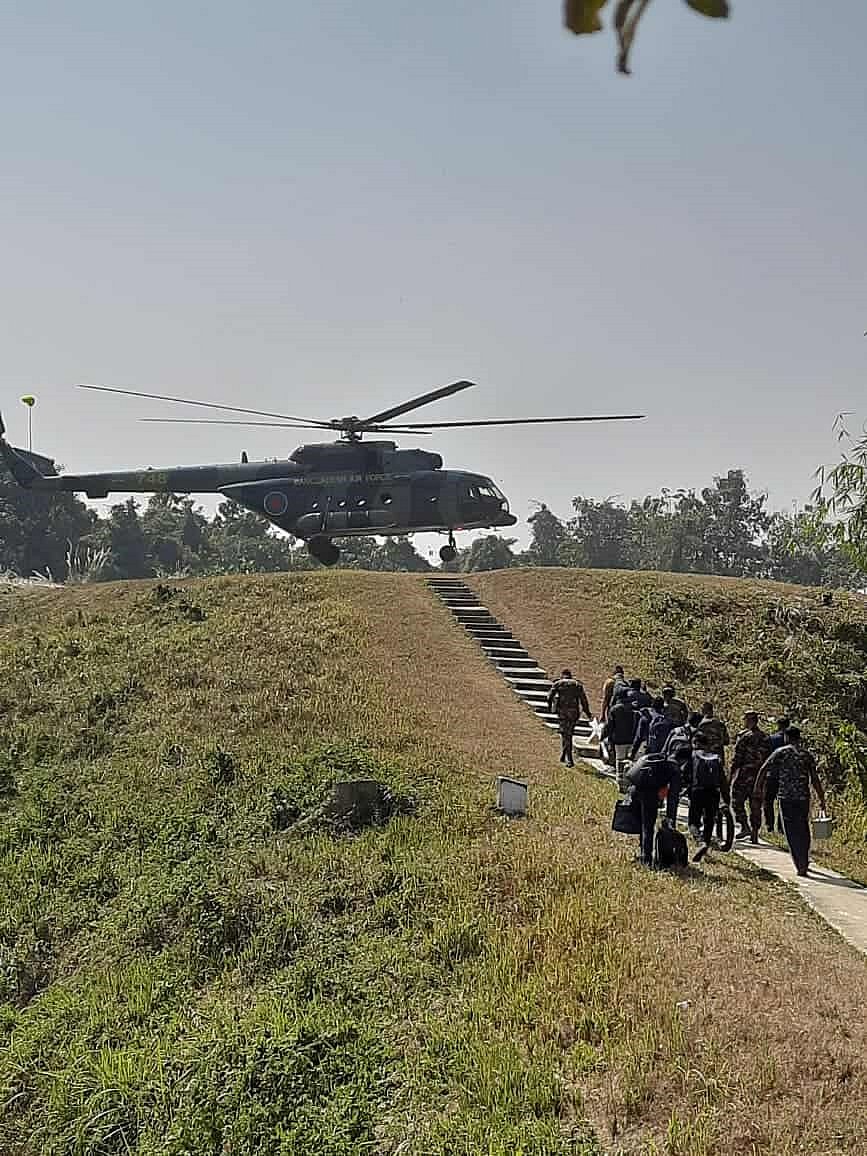 হেলিকপ্টারে পাঠানো হলো দুর্গম পাহাড়ের ২০টি ভোটকেন্দ্রে নির্বাচনী সরঞ্জাম ও ভোট গ্রহণ কর্মকর্তাদের
