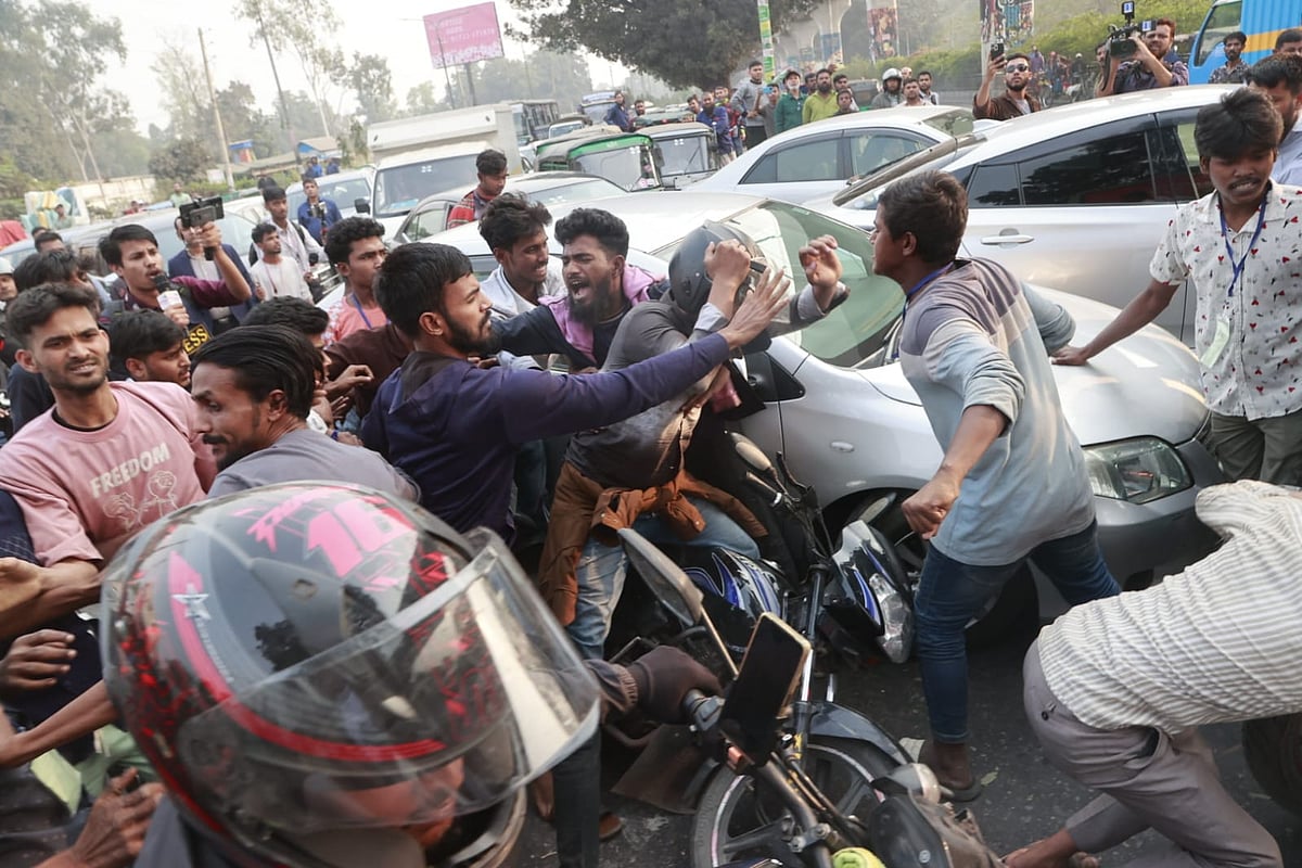 রিকুইজিশনে থাকা মিনি ট্রাক ও লেগুনাচালকদের সড়ক অবরোধ, সেনা হস্তক্ষেপে সমাধান