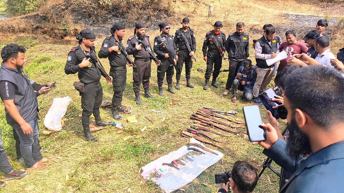 কুমিল্লার সীমান্ত এলাকায় ডোবা সেচে পাওয়া গেল গুলিসহ সাতটি আগ্নেয়াস্ত্র