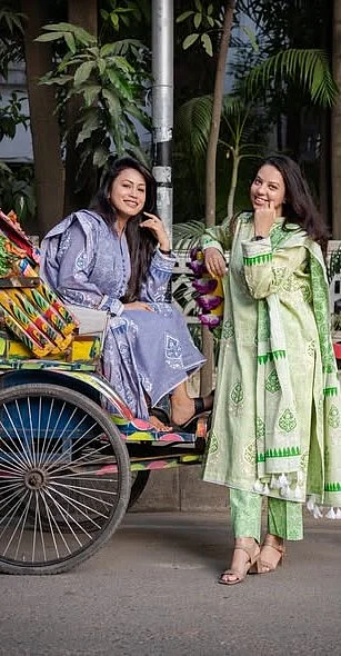 বান্ধবী বা বোনেরা মিলে একই থিম ও ডিজাইনের আলাদা রঙের সালওয়ার কামিজ পরতে পারেন 